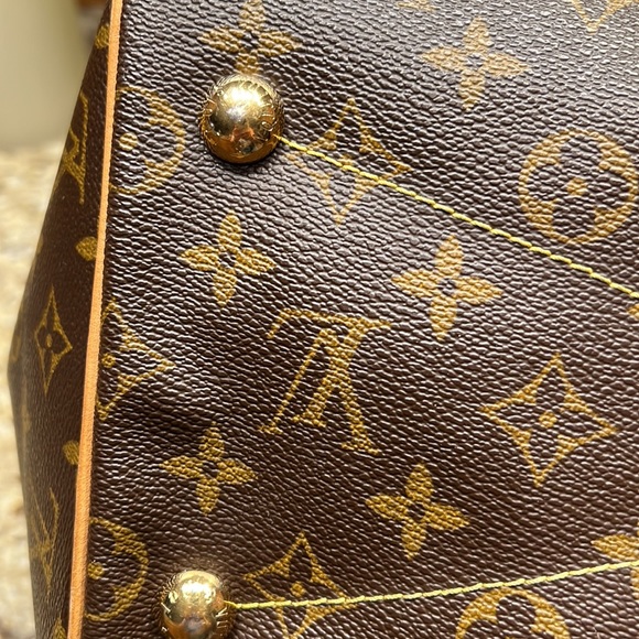 Louis Vuitton Monogrammed GM Travoli - Picture 12 of 16
